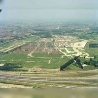 Luchtfoto van de wijk Lunetten te Utrecht met op de voorgrond de A12 in de zomer van 1981. Rechts aan het uiteinde van de van de Koppendijk (bomenlaaan) ooit de plek waar boerderij De Koppel heeft gestaan. Bron: Het Utrechts Archief, catalogusnummer: 118518.