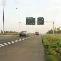 Afbeelding van een wegwijzerbord boven de A27 te Houten ter hoogte van het Fort 't Hemeltje in het voorjaar van 1985. Bron: Het Utrechts Archief, catalogusnummer: 800807.