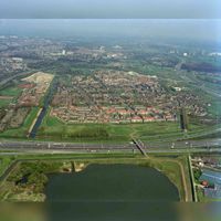 Luchtfoto van de wijk Lunetten te Utrecht, uit het zuiden, met op de voorgrond de A12 en een gedeelte van de Plas Laagraven in de zomer van 1990. Bron: Het Utrechts Archief, catalogusnummer: 85466.