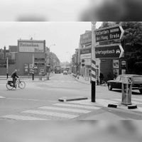 Gezicht op de oversteekplaats voor voetgangers op het Ledig Erf te Utrecht, met op de achtergrond de Gansstraat op dinsdag 20 juni 1967 naar een foto van L.H. Hofland. Bron: Het Utrechts Archief, catalogusnummer: 127532.