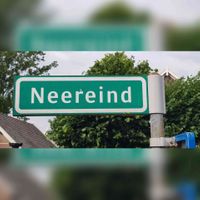 Straatnaamboord aan het Neereind van Schalkwijk in juli 2021. Bij de kruising met de Lange Uitweg, Lagedijk en Neereind bij de Uitwegbrug. Foto: Sander van Scherpenzeel.