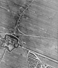 Verticale luchtfoto van het fort Blauwkapel te Maartensdijk, met het spoorwegknooppunt. Rechtsboven de Voorveldse Polder met links daarvan de Voordorpsedijk. Rechtsonder een gedeelte van Tuindorp op vrijdag 2 maart 1945. Bron: Het Utrechts Archief, catalogusnummer: 85103.