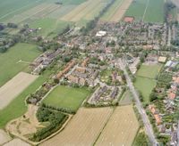 Luchtfoto van Baambrugge (gemeente Abcoude), uit het westen, met rechts op de voorgrond de Zuwe op woensdag 26 juni 2002. Bron: Het Utrechts Archief, catalogusnummer: 85629.