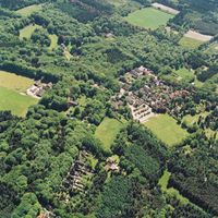 Luchtfoto van het dorp Lage Vuursche met linksboven kasteel Drakestein in mei 2001. Foto: Provincie Utrecht, Henk Bol.