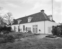 Koetshuis gevel aan de parkzijde van Het Huys ten Bosch in april 1975. Bron: Rijksdienst voor het Cultureel Erfgoed (RCE) te Amersfoort, documentnummer: 166.363.