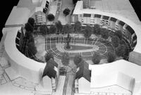 Maquette van het plein Het Rond in ca. 1980 met woningen en winkels zoals het in die tijd ontwikkeld zou gaan worden. Middenonder het Kooikerseind. Linksonder het Wernaarseind en rechtsonder het Schonenburgseind gezien richting het westen. Foto: Gemeente Houten.