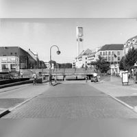 Zicht op het Onderdoor in de tijd dat er nog auto's en klein gemotoriseerd verkeerd van oost- naar west en vice verse kon rijden tot maart 1998. Foto uit ca. 1995. Bron: Regionaal Archief Zuid-Utrecht (RAZU), 353.
