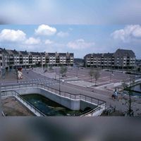 Overzichtsfoto van het plein Het Rond in 1984 net na de afbouw van het winkelcentrum met op de voorgrond een restante en verplaatsing van de Geersloot als watergang door het gebied. Foto: Regionaal Archief Zuid-Utrecht (RAZU), 353.