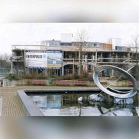 Zicht op de gemeentefontein aan Het Kant en het Weerwolfseind met op de achtergrond het appartementencomplex aan Het Kant en de Dijkhoeve in 1993. Bron: Regionaal Archief Zuid-Utrecht (RAZU, 353.
