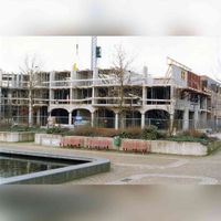 De vrije- sector appartementen en winkels die gebouwd werden in 1993-1994 aan Het Kant en de Dijkhoeve. Links op de voorgrond de gemeentefontein. Bron: Regionaal Archief Zuid-Utrecht (RAZU), 353.
