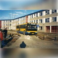 Op woensdag 21 februari 1996 werd een proef gedaan met de verlegging van een buslijn door de buurt De Hoven waarbij de bus reed over het fietspad tussen De Slinger en het parkeerterrein aan de Kamillehof. Foto: Regionaal Archief Zuid-Utrecht (RAZU), 353.