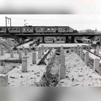 Het Onderdoor gezien vanaf de oostkant van de Staatsspoorlijn H richting het westen in aanleg zijnde in 1980-1981 met de Mat '64 treinstel rijdend over een tijdelijk noodviaduct. Bron: Regionaal Archief Zuid-Utrecht (RAZU), 353.