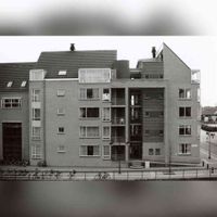 De appartementen aan het Onderdoor tegenover het gemeentehuis op de hoek met De Slinger en Het Kant rond 1995. Bron: Regionaal Archief Zuid-Utrecht (RAZU), 353.