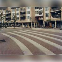 Zicht op winkels aan het plein Het Rond in ca. 1985 met typerende jaren 80 trappen en inrichten van vooral veel beton. De trappen hebben bestaan van 1984 tot 2007. Bron: Regionaal Archief Zuid-Utrecht (RAZU), 353.