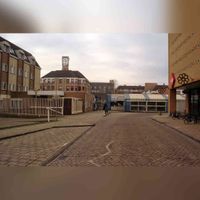 De Spoorhaag met links het oude postkantoor van TNTPost (PostNL) met het kaarteverkooploket van de Nederlandse Spoorwegen. Rechts de oude fietsenstalling van Anne Arendsen. Foto opnamen tijdens de kerstvakantie van 2005 op 2006. Foto: Sander van Scherpenzeel.