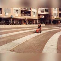 Plein Het Rond gezien vanaf de westkant. Met midden op de achtergrond de Albert Heijn Supermarkt in het voorjaar van 1984. Met twee jongens op een speelgoed tractor. Bron: Regionaal Archief Zuid-Utrecht (RAZU), 353.