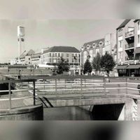 Zicht op het Onderdoor in de periode rond 1995 met op de achtergrond het gemeentehuis en een 1600/1700 loc. met goederenwagons in de richting van 's-Hertogenbosch. Bron: Het Utrechts Archief, beeldbank.