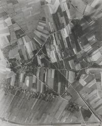Luchtfoto van Houten omstreeks 1950 waaraan duidelijk zien dat het een brinkdorp betreft van oorsprong. Van links diagonaal naar rechtsonder de Staatslijn H van Utrecht naar 's-Hertogenbosch. Onder de foto het nog in aanleg zijnde Amsterdam-Rijnkanaal. Bron: Regionaal Archief Zuid-Utrecht (RAZU), 353.