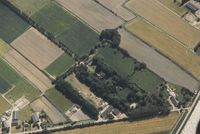 Kasteelterrein en kasteel Heemstede in de periode 1995-2000 net voor de herbouw en restauratie. Luchtfoto uit het noordwesten gezien. Bron: Regionaal Archief Zuid-Utrecht (RAZU), 353, 44326.