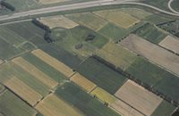 De vroegere tuin van kasteel Heemstede ten westen van de rijksweg A27 in de periode 1995-2000. Links zijn nog duidelijk de rondingen van de zeventiende- eeuwse tuinvijvers waar te nemen. Bron: Regionaal Archief Zuid-Utrecht (RAZU), 353, 44327.
