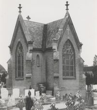 De grafkapel van familie de Wijkerslooth de Weerdesteyn op de katholieke begraafplaats van Schakwijk aan de Jhr. Ramweg in 1985-1990. Bron: Regionaal Archief Zuid-Utrecht (RAZU), 353, 44882.