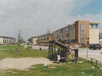 Kinderen spelen rondom een bankje in aan het Kruisvaardersland en Geuzenland in 2000. Bron: Regionaal Archief Zuid-Utrecht (RAZU), 353 45441, 35.