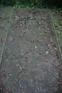 Grafsteen van Hendrik Ravee, Heer van Schonauwen en Themaat op het kasteelterrein (eiland) van Schonauwen. Bron: Regionaal Archief Zuid-Utrecht (RAZU), 353.