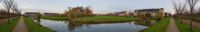 Panoramafoto van het kasteelterrein Schonauwen. Met links het Schonauwensepad en De Vijfwal met meer naar rechts de woningen aan het Cascademuur, kasteel Schonauwen en rechts de woningen aan het Dobbelsteen en de Waalsteen in november 2020. Foto: Sander van Scherpenzeel.