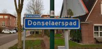 Straatnaam Donselaerspad van het fietspad ten zuiden van Houten Castellum Zuidwest. Straatnaam in 2005 bedacht door stadshistoricus Otto Wttewaall die terug gaat op een zeventiende- eeuwse hofstede op de plek van de Torenmuur. Op de hofstede woonde een zekere persoon Donselaer rond 1640. Foto: november 2020, Sander van Scherpenzeel.