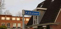 Straatnaambord Kalksteen in november 2020. Foto: Sander van Scherpenzeel.