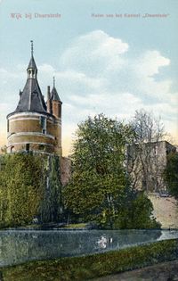 Gezicht op de Bourgondische toren en de donjon van het kasteel Duurstede te Wijk bij Duurstede uit het zuiden in de periode 1905-1910. Bron: Het Utrechts Archief, catalogusnummer:	 9802.