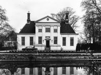 Gezicht over de Vecht op de voorgevel van het landhuis Het Huys ten Bosch (Zandweg 44) te Maarssen in april 1979. Bron: Het Utrechts Archief, catalogusnummer: 93947.
