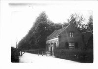 Gezicht op het tolhuis Houtensepad 1 te Utrecht met de tolboom over de weg in de periode 1900-1910. Bron: Het Utrechts Archief, catalogusnummer: 58659.