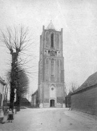 Gezicht op de voorgevel van de toren van de N.H. kerk (Lobbendijk1) te Houten uit het westen in maart 1893. Bron: Het Utrechts Archief, catalogusnummer: 5799.