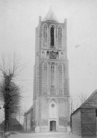 Gezicht op de voorgevel van de toren van de N.H. kerk (Lobbendijk1) te Houten uit het westen in maart 1893. Bron: Het Utrechts Archief, catalogusnummer: 5798.