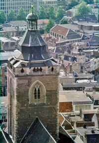 Gezicht op de toren van de Buurkerk (Buurkerkhof) te Utrecht, vanaf de Domtoren; op de achtergrond enkele gebouwen aan de Catharijnesingel in de periode 1970-1975. Bron: Het Utrechts Archief, catalogusnummer: 22210.