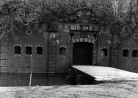 Gezicht op voorzijde en de toegangsbrug van het reduit op het Fort bij Rijnauwen bij Bunnik uit het westen in mei 1988. Bron: Het Utrechts Archief, catalogusnummer: 5516.