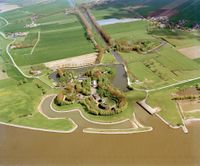 Luchtfoto van het fort Honswijk aan de Lekdijk te Tull en 't Waal (gemeente Houten), uit het zuiden. Op de voorgrond de rivier de Lek op maandag 7 mei 2001. Bron: Het Utrechts Archief, catalogusnummer: 85674.