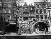 Gezicht op de voorgevels van de huizen Nieuwegracht 35-39 (links) te Utrecht, met de werfmuur tijdens de restauratie in 1976. Bron: Het Utrechts Archief, catalogusnummer: 65012.