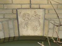Afbeelding van een sluitsteen met het oud-christelijk symbool van het Lam Gods, boven een boogvormige ingang aan de zuidzijde van het Diakonessenhuis (Bosboomstraat 1) te Utrecht op dinsdag 5 maart 2019. Bron: Het Utrechts Archief, catalogusnummer: 840585.