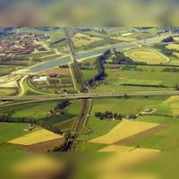 De aanleg van de rijksweg A27 ten noorden van knoppunt Lunetten in de periode 1982-1986 luchtfoto gezien vanuit het zuiden. Collectie: Cees Verhoef.