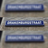 Straatnaambord 'Drakenburgstraat' gelegen tussen de Neude en de Oudegracht te Utrecht gezien in augustus 2021. Foto: Sander van Scherpenzeel.