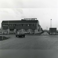 Gezicht op de Essenkade en de Meidoornkade in de periode ca. 1985 met op de achtergrond het bedrijfsgebouw van Installatiebureau Andriessen. Bron: Regionaal Archief Zuid-Utrecht (RAZU), 353.