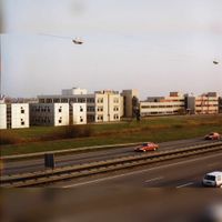 Gezicht op de diverse bedrijven die parallel staan langs de rijksweg A27 en de Meidoornkade rond 1992 gezien vanaf het Oud-Wulven viaduct bij de Utrechtseweg. (2) Bron: Regionaal Archief Zuid-Utrecht (RAZU), 353.