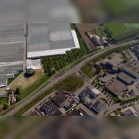 Luchtfoto gezien vanuit het westen op de Utrechtseweg met links het kassencomplex van Jongerius onder en rechts het bedrijfsterrein Doornkade. Foto: Slagboom en Peeters Luchtfotografie B.V..
