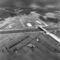 Luchtfoto van de aanleg van de T49 (de uitvalsweg Houten, onderdeel van de A27) en de Houtensebrug over het Amsterdam-Rijnkanaal bij Houten, uit het zuidwesten op 11 februari 1981. Bron: Het Utrechts Archief, catalogusnummer:	 847611.
