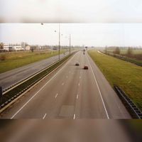 Gezicht vanaf het Oud-Wulven viaduct op de rijksweg A27 in zuidelijke richting met links bedrijfsterrein de Doornkade in 1990-1995. Bron: Regionaal Archief Zuid-Utrecht (RAZU), 353.