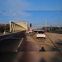 Gezicht op het nieuwe, 140 meter lange viaduct over de A27 in de Nieuwe Houtenseweg te Utrecht, met rechts de verbrede spoorlijn tussen Lunetten en Houten op maandag 14 januari 2013. Bron: Het Utrechts Archief, catalogusnummer:	 812798.