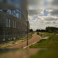 Gezicht op het in aanbouw zijnde toenmalige KPN kantoor aan de Kromme Schaft in 2005 met de aanleg van het Leebrugpad parallel aan de oude Schalkwijkseweg. Foto: Sander van Scherpenzeel.