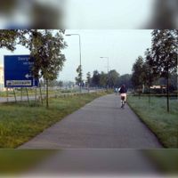 De Utrechtseweg ter hoogte van bedrijventerrein Doornkade in noordelijke richting gezien in de periode 1985-1990. Bron: RAZU, 353.